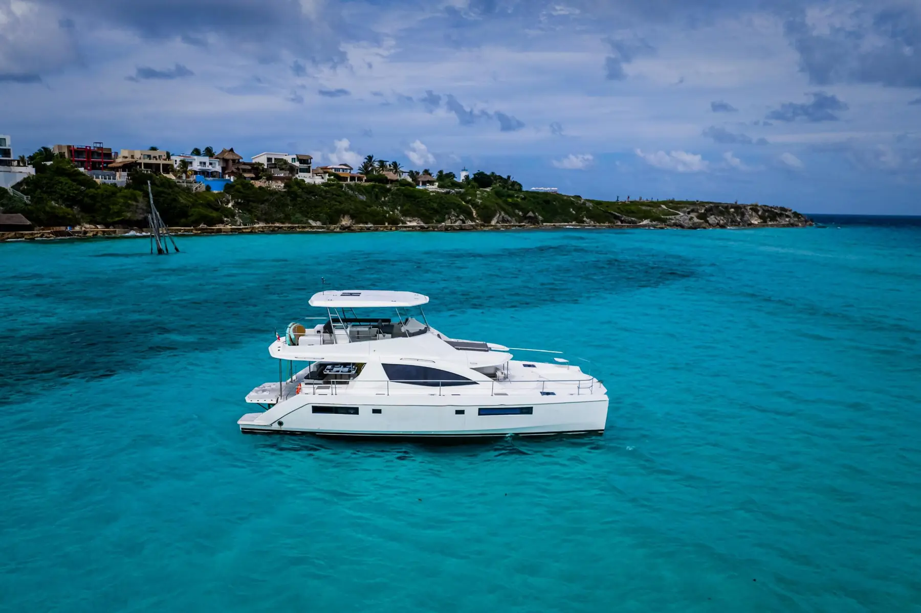 Catamarán en mar abierto