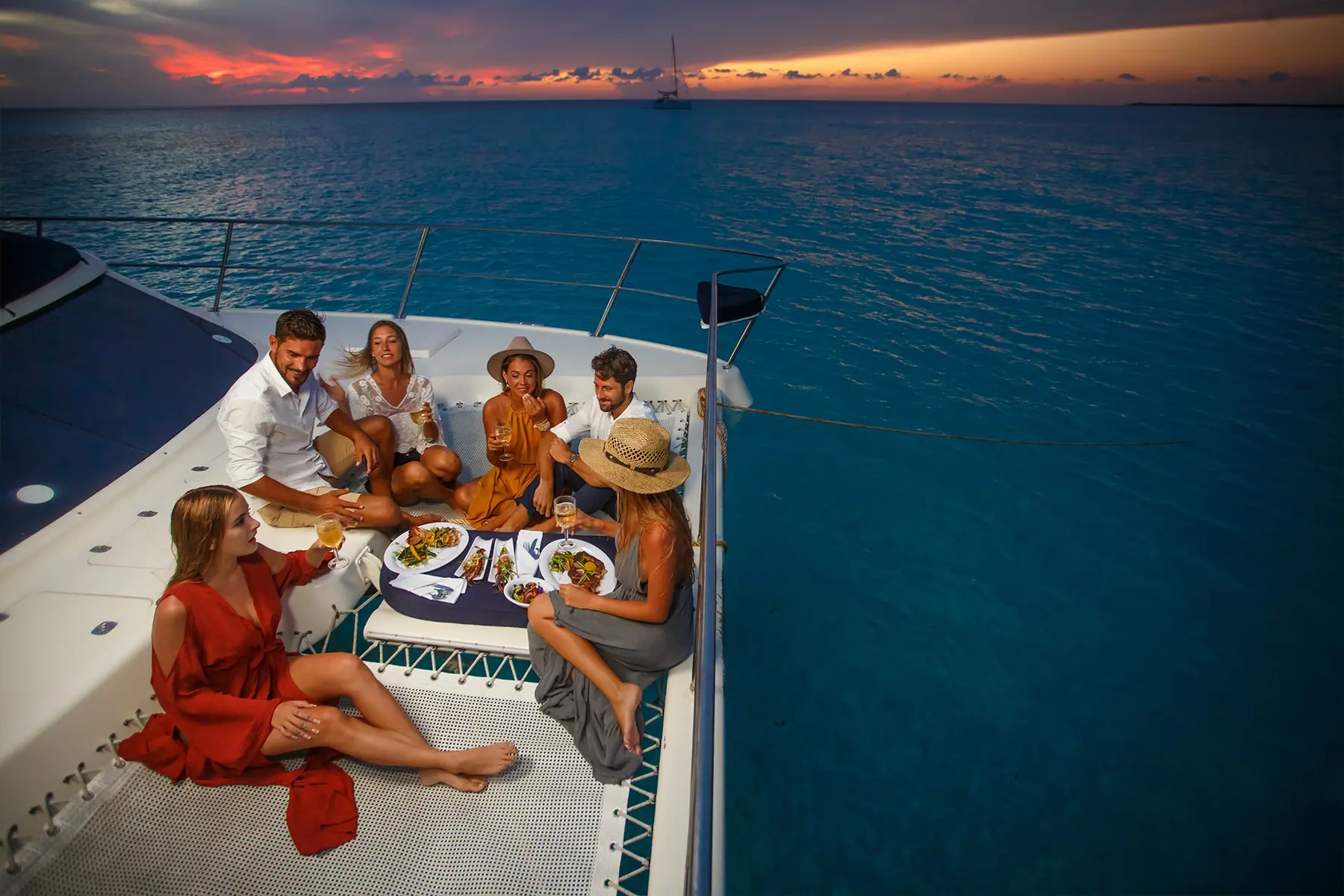 Cena a bordo al atardecer